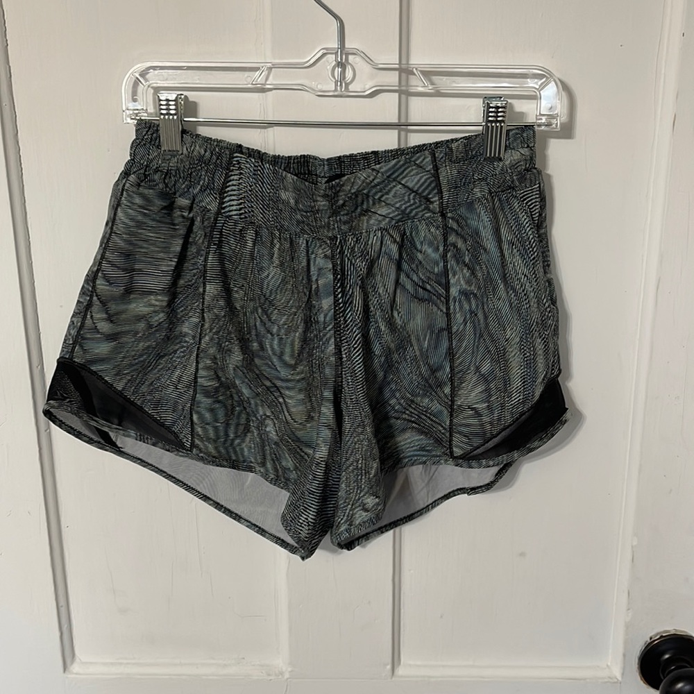 Women’s Lululemon 4” Hotty Hot LR Shorts Size 8